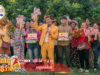 ឈ្នះ168$ ម្ដង2នាក់ពីប៊ូសស្រ្តង នាំអ្នកជិតខាងញុំាសៅម៉ាវពេញចម្ការ