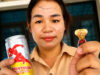 ក្លាយជាមេម៉ាយសេដ្ឋីក្មេង ដោយសារប៊ូសស្ត្រង ១កំប៉ុង